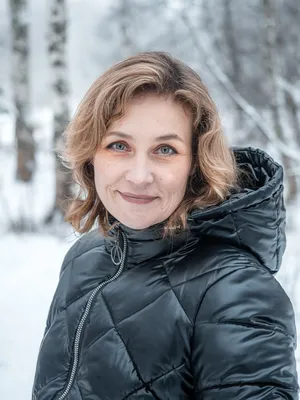Красивая девушка в снегу зимой Стоковое Фото - изображение насчитывающей  несоосность, симпатично: 207918722