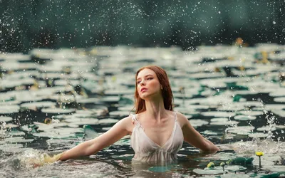 красивая молодая женщина в воде на закате. Волосатая женщина в озере  Стоковое Изображение - изображение насчитывающей здорово, затишье: 269935307