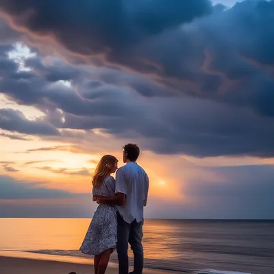 Красивые пары в любов обнимая на пляже Стоять на пляже на предпосылке моря  Стоковое Фото - изображение насчитывающей женщина, удерживание: 145757898