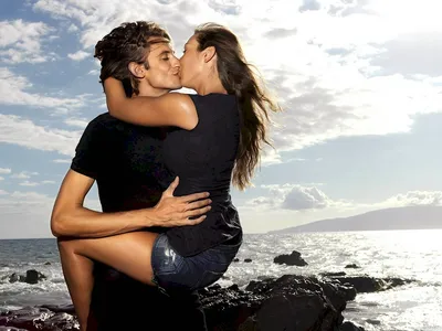 Красивые романтичные пары на береге моря Стоковое Фото - изображение  насчитывающей модель, дата: 81003966