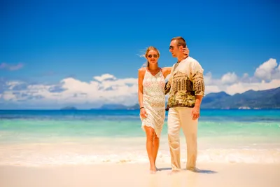 Красивые молодые пары на песчаном пляже моря Стоковое Фото - изображение  насчитывающей романско, девушка: 99832914
