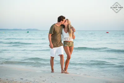 Красивые романтичные пары на береге моря Стоковое Изображение - изображение  насчитывающей ослабьте, природа: 77420505