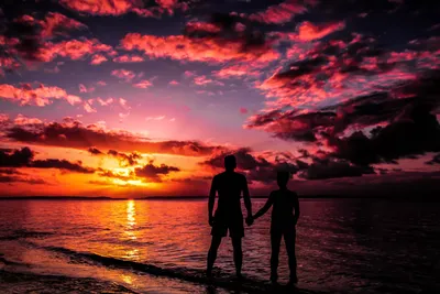 Красивые пары влюбленности на море Стоковое Изображение - изображение  насчитывающей страсть, потеха: 43998101
