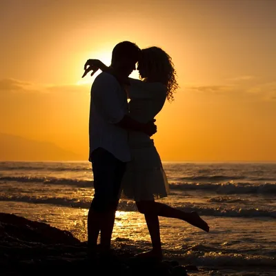 Пара влюбленных, идущих по морской пене на пляже на закате Взгляд на океан  Стоковое Фото - изображение насчитывающей экземпляр, новобрачные: 160574586