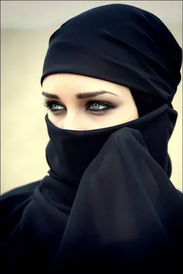 Изображение красивой иранской девушки с голубыми глазами Привлекательная  женщина-мусульманка в хиджабе, покрывающая лицо шарфом Стоковое Изображение  - изображение насчитывающей способ, иранско: 165617319