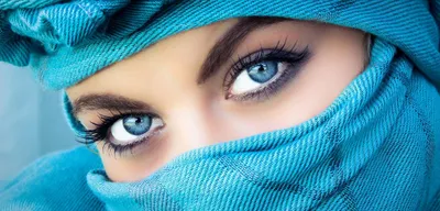 Красивая арабская женщина-мусульманка в парандже на темном фоне :: Стоковая  фотография :: Pixel-Shot Studio