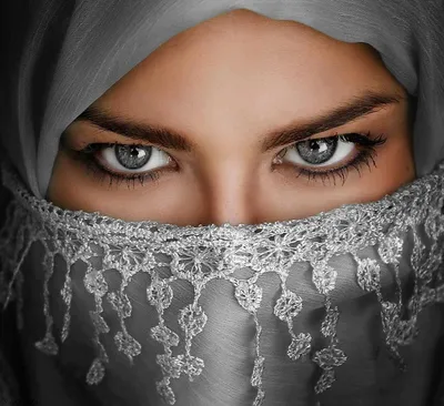 Красивая мусульманка на темном фоне, крупным планом. Баннер для дизайна ::  Стоковая фотография :: Pixel-Shot Studio