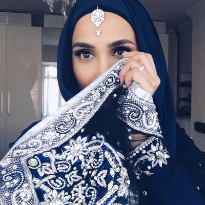 Крупным планом портрет мусульманки с красивыми глазами в хиджабе на темном  фоне | Премиум Фото