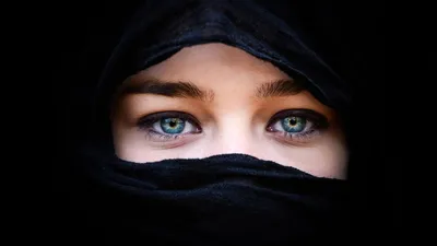 Портрет привлекательной молодой современной мусульманки в хиджабе, Стоковое  видео - Envato Elements