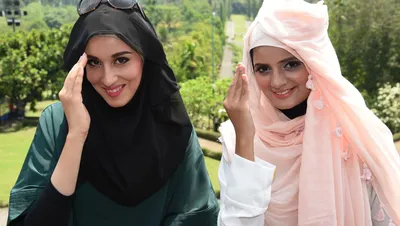 Голубоглазая мусульманка в вуали на заднем плане | Премиум Фото