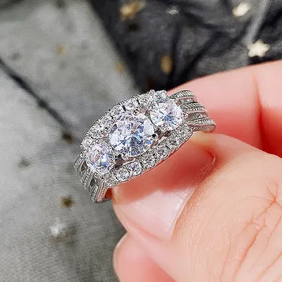 Золотое кольцо с бриллиантами и жемчужиной. Красивые женские руки кольцо с  бриллиантом с жемчужиной. Бриллиантовое кольцо с жемчуж Стоковое  Изображение - изображение насчитывающей чисто, ноготь: 188835045