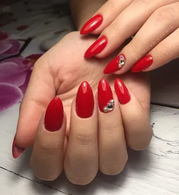 Сезон красных и шикарных ногтей продолжается 😍 красные ногти, красивые  ногти, стразы на ногтях мендальные ногти, мендальная форма | Red nail art,  Red nails, Nails
