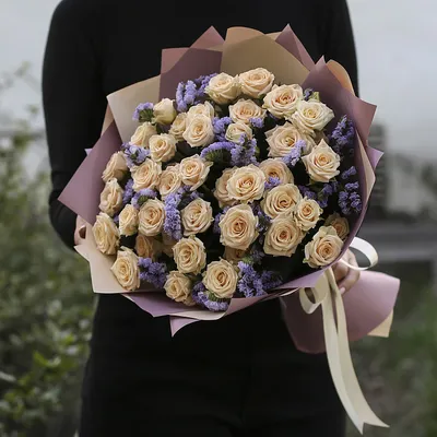 Букет из красивых цветов (подсолнуха и розы) купить с бесплатной доставкой  в Москве по цене 6 230 руб.