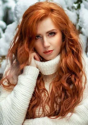 красивые рыжие волосы с кудрявыми замками. Стоковое Изображение -  изображение насчитывающей парикмахер, губа: 261082687