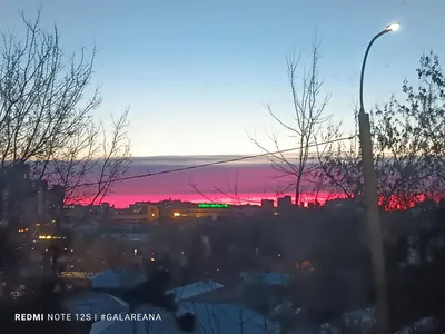 Рассвет цвета лавы: утренний Владивосток встретил горожан потрясающе  красивым небом - PrimaMedia.ru