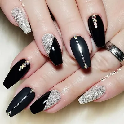 Anya_nails88 - Красивый тёмный маникюр отлично дополняют стразы и фольга.  💥 Хочешь такой маникюр? Тогда скорей записывайся 😉 #гельлак #маникюр  #ногти2020 #ногтизжм #ногтиростовнадону #комбиманикюр #маникюрлевенцовка  #стразынаногтях | Facebook