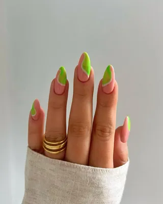 Очень красивый зеленый💅 . Маникюр с покрытием гель-лак Для записи в директ  Для удобства в шапке профиля есть … | Instagram