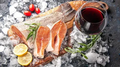 Красная рыба, запечённая в духовке с лимоном и спаржей: рецепт - Лайфхакер