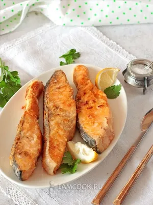 Красная рыба, запечённая в духовке с орехами и кинзой: рецепт - Лайфхакер