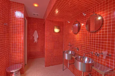 Красная ванная комната с туалетом Стоковое Фото - изображение насчитывающей  место, красно: 52196462