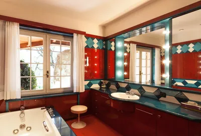 Ванная с использованием керамической плитки красного цвета