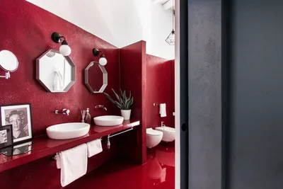 Красная маленькая ванная комната - 80 фото