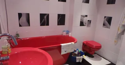 Современная красная ванна в белом интерьере Стоковое Изображение -  изображение насчитывающей жезлов, красно: 52783049