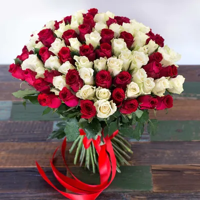 Букет кустовых и красных пионовидных роз | доставка по Москве и области