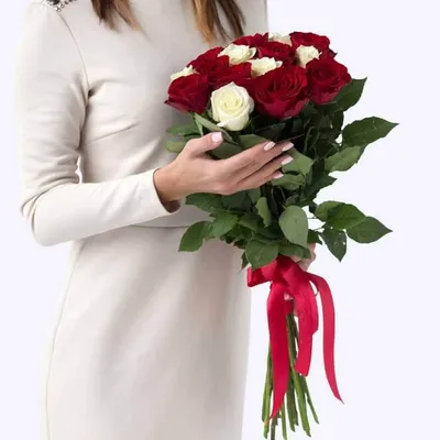 Букет из 25 красно-белых роз купить в Челябинске с доставкой - «Makilove»