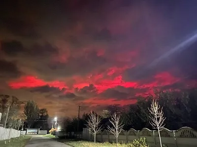 Рано утром красное небо рассвета Стоковое Фото - изображение насчитывающей  облака, красно: 83391018
