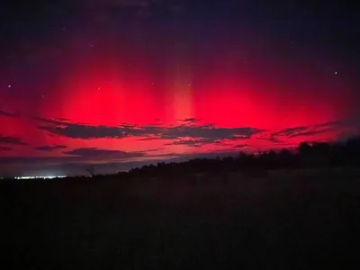Ярко красное небо.реалестичное фото.…» — создано в Шедевруме