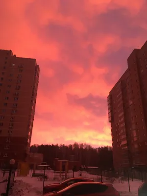 Драматическое красное облако неба, красное небо на заходе солнца, красной  предпосылке солнечного света неба, небе загрязнения зав Стоковое  Изображение - изображение насчитывающей пламенистый, пожар: 113715735