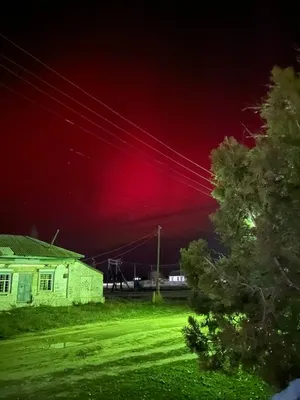 Кроваво-красное зарево в небе: крымчане делятся кадрами уникального  полярного сияния - KP.RU