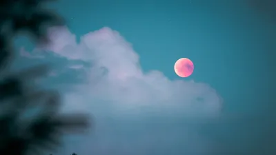 Кроваво-красное НЛО в небе над Батайском вызвало бурную реакцию потрясенных  горожан