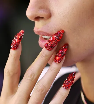 красные длинные ногти идея для маникюра блестки на ногтях | Длинные ногти,  Маникюр, Ногти
