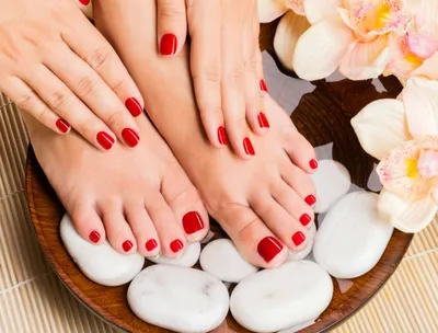 2019 Дизайн педикюра красного цвета 79 фото | Gel toe nails, Glitter toe  nails, Toe nail designs