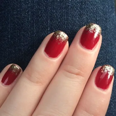 Маникюр красный блестящий мягкий квадрат на короткие ногти | Glittery  nails, Red nails, Nails