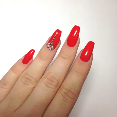 nails #rednails #маникюр #красный #красныеногти #стразы #ногтисостразами  #маникюрсостразами Красные ногти маникюр со страза… | Маникюр со стразами,  Нейл-арт, Ногти