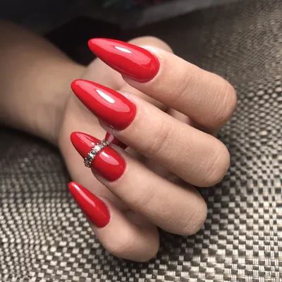 красный лунный маникюр со стразами | Red nails, Rhinestone nails, Manicure