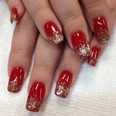 Красный маникюр на Новый год 2022: стильные зимние идеи! | Red nail  designs, Nail designs glitter, Christmas nails