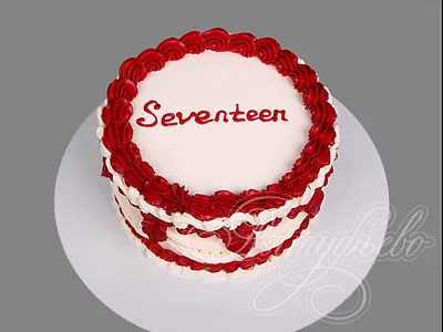 Торт для женщины с кремовым покрытием, малиной и цветами