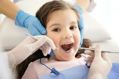 Кривые зубы у ребенка стоковое фото. изображение насчитывающей камеди -  175233938