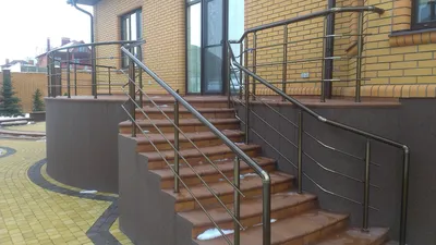 Крыльцо со ступенями, входная лестница из металла на заказ