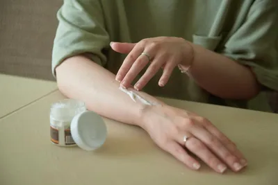 Трещины на коже рук: причины появления и лечение сухой кожи с трещинами