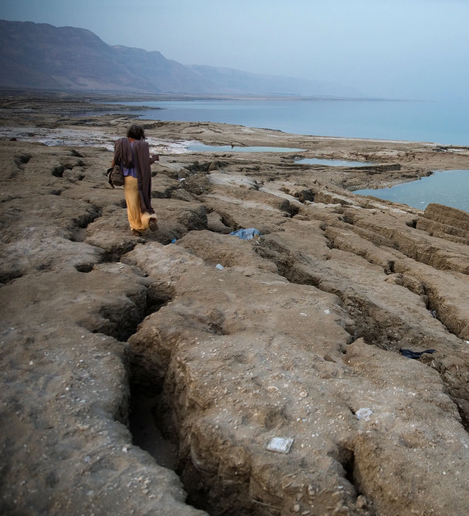 Мертвое море самая низкая. Мёртвое море Гхор. Впадина мертвого моря. Обмеление мертвого моря. Голубая впадина мёртвое море.