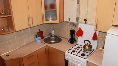 Маленькая угловая кухня 7 кв. м с газовой колонкой в шкафу (9 фото) |  Небольшие кухни, Планы кухни, Крошечные кухни