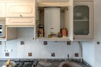 Дизайн маленькой кухни 6 кв. в классическом стиле с газовой колонкой (18  фото)