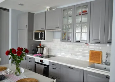 Модульная белая кухня \"Будбин\" из ИКЕА, в которую хозяева органично вписали  посудомойку и холодильник. Фото обзор | СЕКРЕТЫ КУХНИ | Дзен