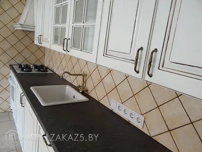 Белая кухня с фрезерованными фасадами из крашенного МДФ