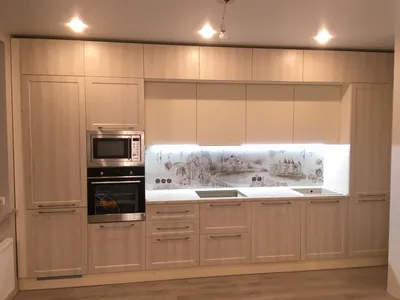 Белого цвета до потолка с антресолями «Фермоселье» кухня